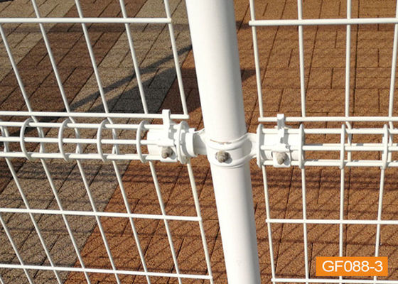 Круг покрытого порошком стальным сваренным забором сада провода сваренный двойной